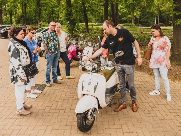 Scooter rijdenbedrijfsfeest